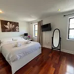 Modern Cozy Unit Near Geno\'S & Pat\'S