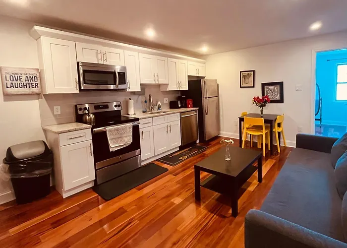 Modern Cozy Unit Near Geno\'S & Pat\'S