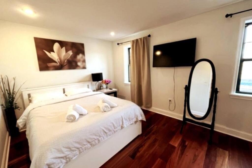 Modern Cozy Unit Near Geno's & Pat's
