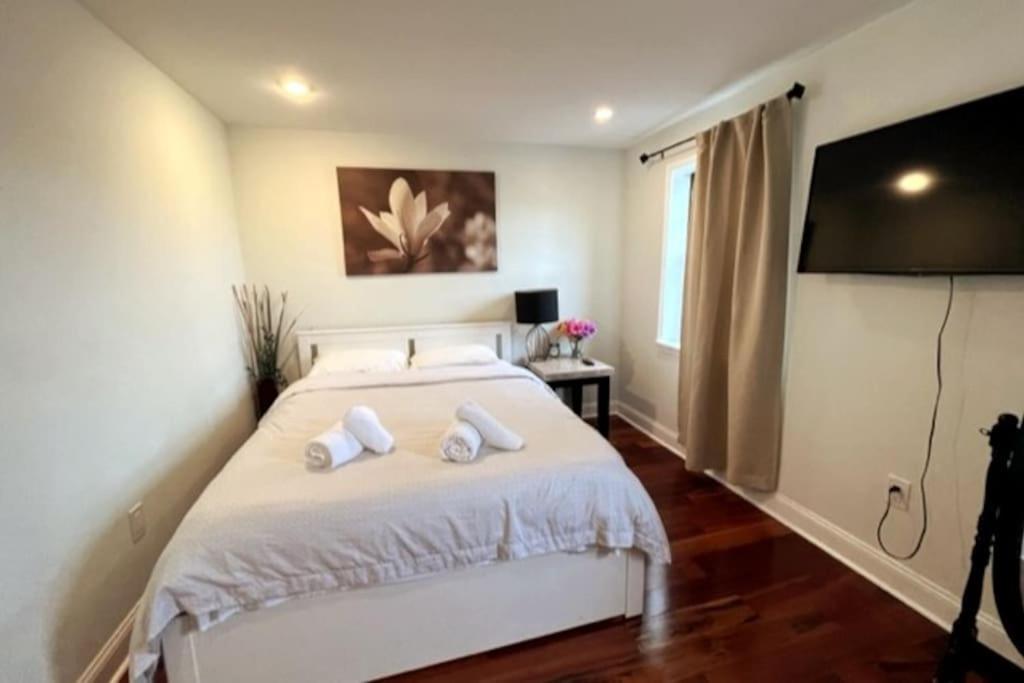 Modern Cozy Unit Near Geno's & Pat's Apartment *