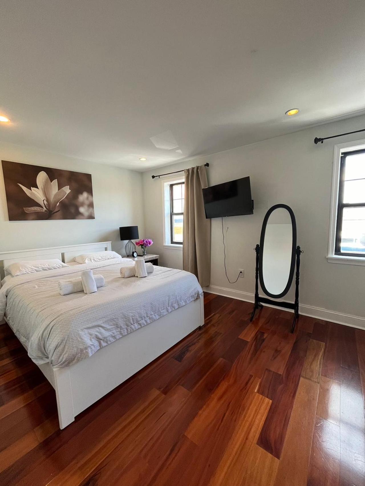 Modern Cozy Unit Near Geno's & Pat's