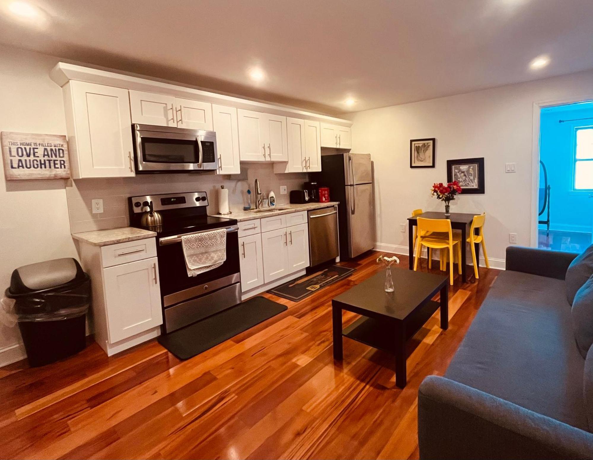 Modern Cozy Unit Near Geno's & Pat's Apartment *